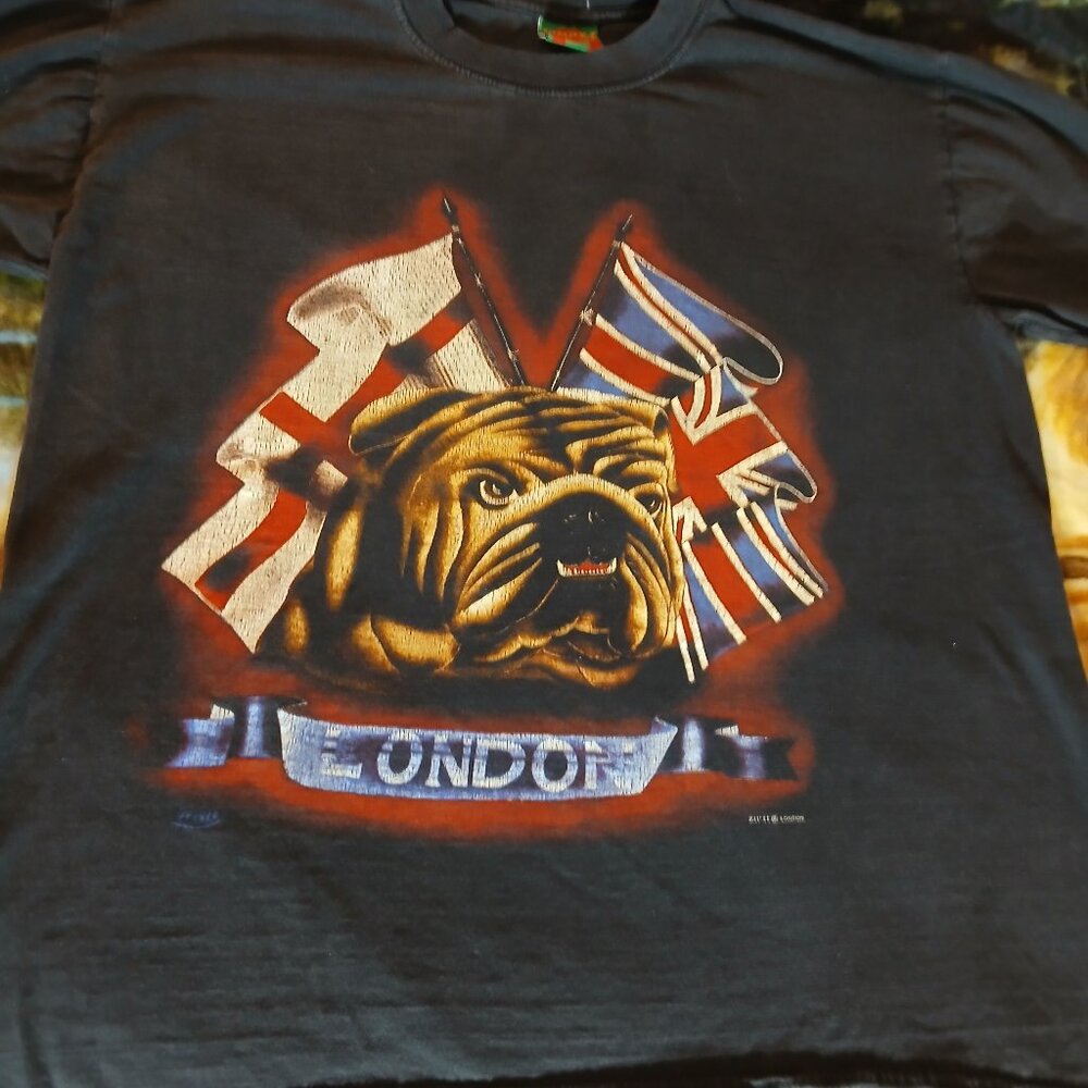 VINTAGE Early 2000's London T-Shirt with a Bulldog and London Flag Size X-Large